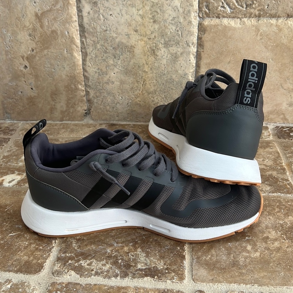 Never worn Adidas men’s athletic shoes size 9.5